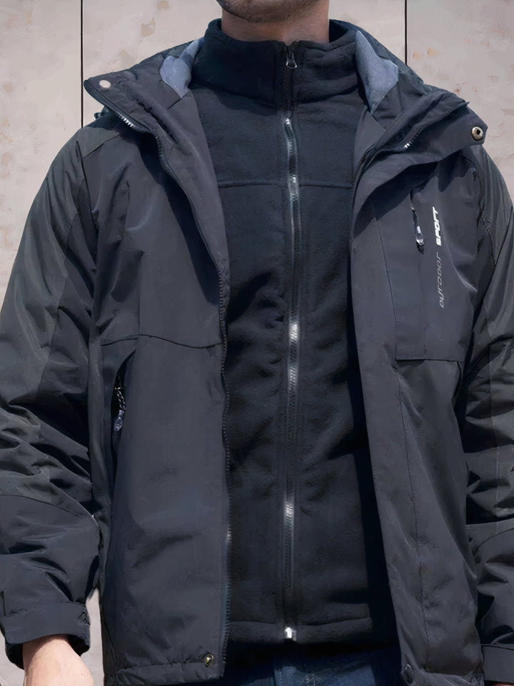 "Wind- und wasserdichte Herren-Wanderjacke mit Kapuze, robustes Design, ideal für Outdoor-Abenteuer bei jedem Wetter."