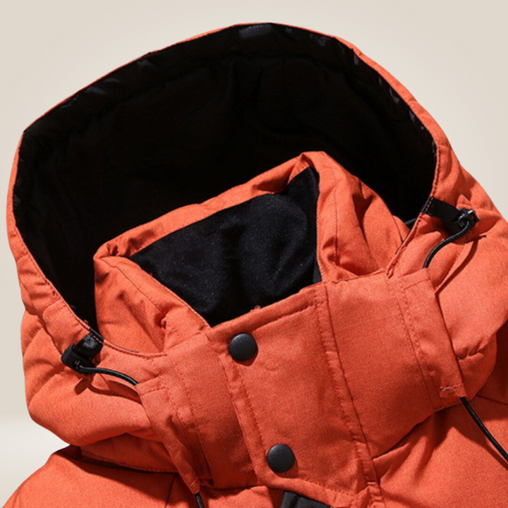 Winterjacke in Rot, wind- und wasserabweisend, mit Daunenfutter, stilvoller Schutz für kalte Tage, Herrenmantel.