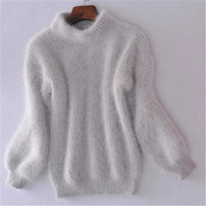 Winterlicher Angora Damenpullover, weich flauschig, hellblau, aus luxuriöser Angorawolle, elegantes Design, klassischer Schni
