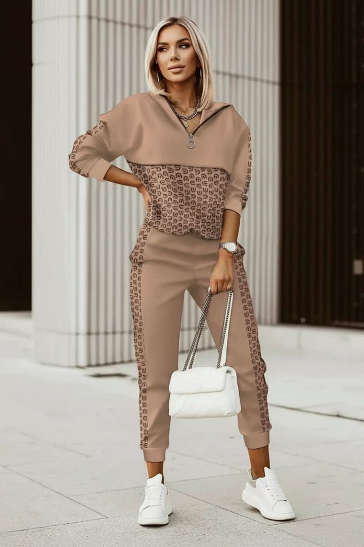 Stylish women's athleisure tracksuit in a chic design, perfect for comfort & travel.
