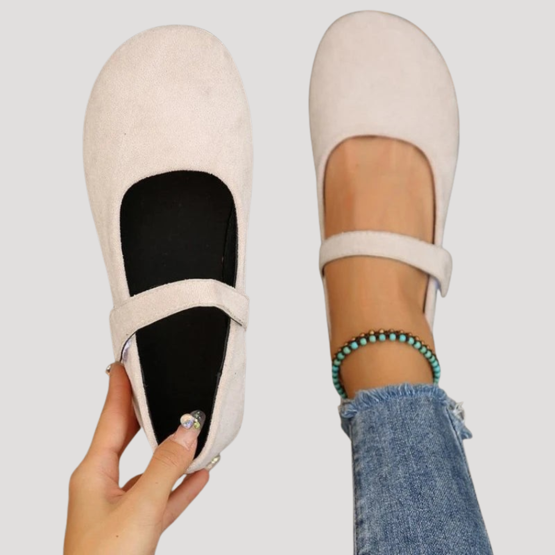 Women's classic Mary Jane flats with a stylish buckle strap, offering comfort for everyday wear. Versatile & chic.