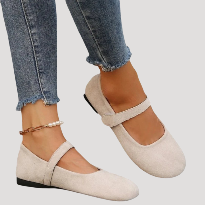 Versatile women's Mary Jane flats with buckle strap. Classic slip-on design ensures comfort and chic everyday style.