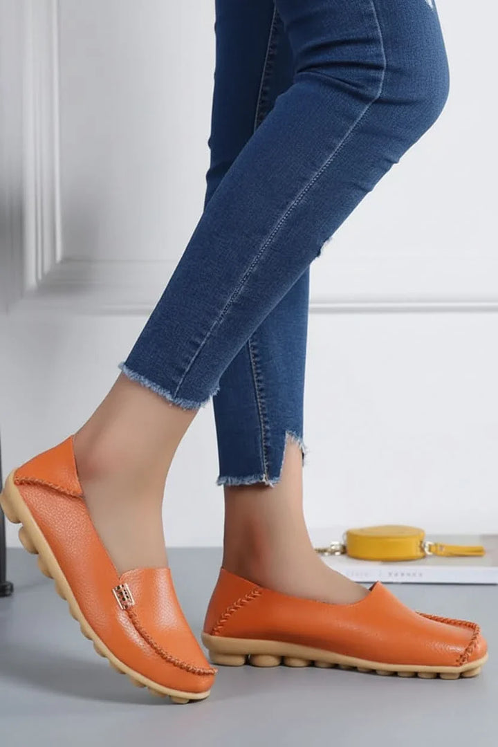 Versatile women's everyday flats with a soft cushion and classic round toe.