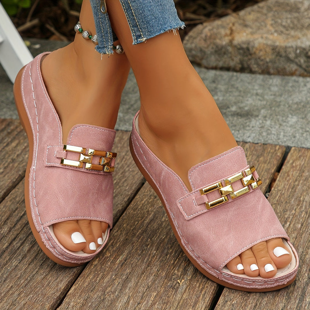 Comfortable slip-on women's sandals, featuring soft cushioning and decorative gold links for easy summer wear.