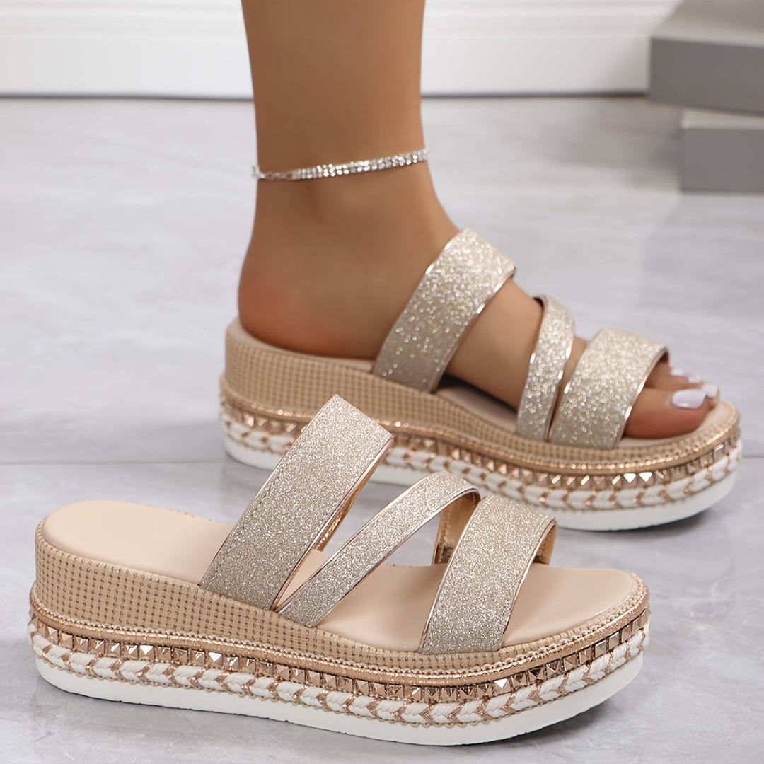 Versatile women's flat casual sandals, ideal for everyday style. Comfortable open-toe summer footwear.