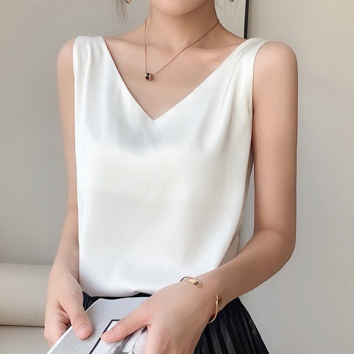 Fashionable women's draped tank top with an elegant, relaxed fit, ideal for effortless summer style.