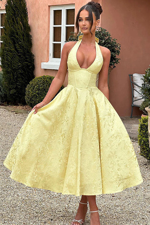 Elegant women's party dress, A-line maxi style with a beautiful halterneck. Ideal for formal events.