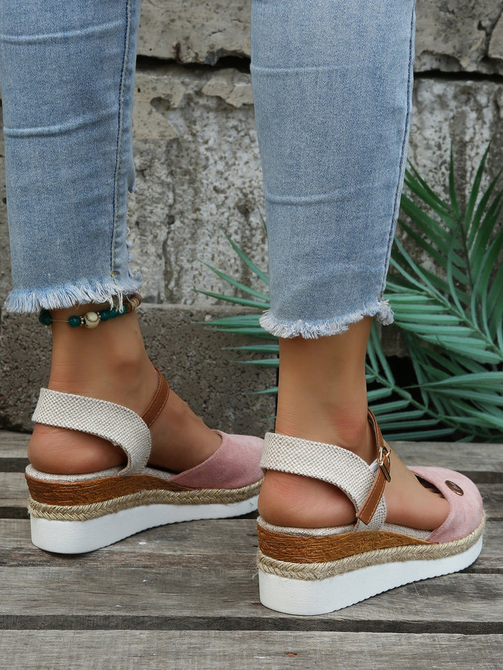 Fashionable women's open-toe woven sandals featuring a cushioned design. Elegant and comfortable summer beachwear.
