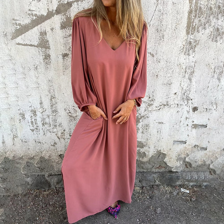 Casual women's flowy dress in a maxi length, perfect for summer, complete with V-neck and pockets.