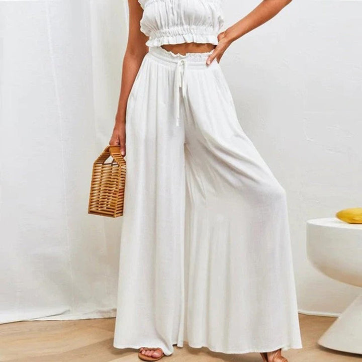Elegant women's wide leg pants, high waist, flowing fabric. Perfect for casual comfort or chic summer style.