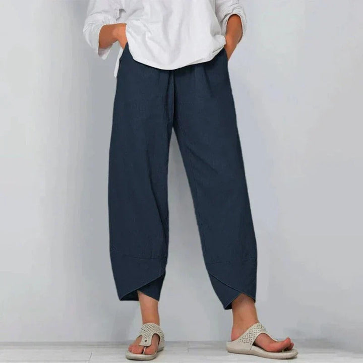 Women's high-waisted wide-leg pants in a relaxed fit for casual, comfortable everyday style. Versatile pull-on trousers.