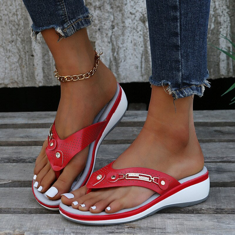 Women's comfort footwear: Orthopedic sandals with plush cushioning, adjustable, for arch & heel support.