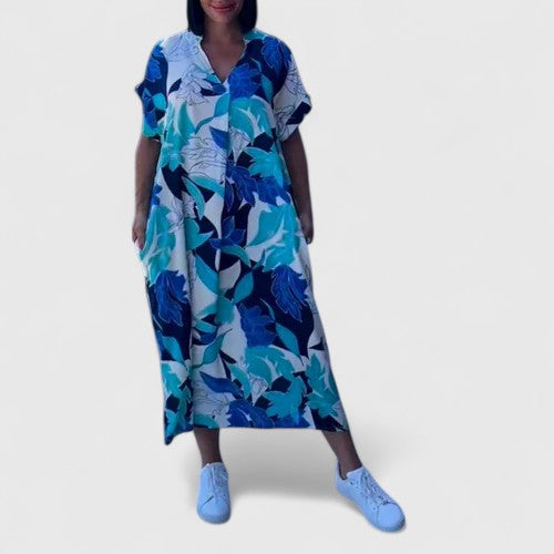 Women's oversized maxi dress with V-neck and short sleeves, featuring an elegant abstract baroque print. Perfect for resort.