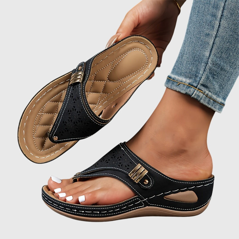 Versatile women's platform heeled sandals with ankle strap, ideal for casual or elegant looks.