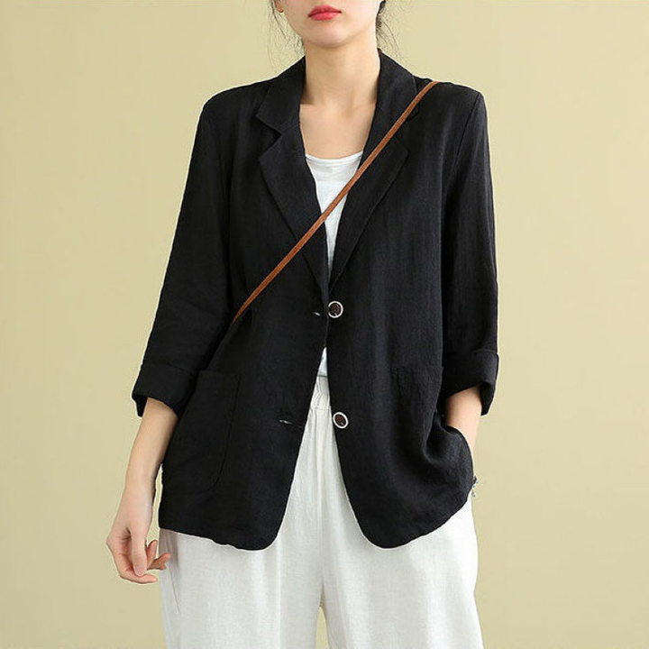Fashionable women's relaxed fit blazer, single-breasted, offering smart casual comfort for various occasions.