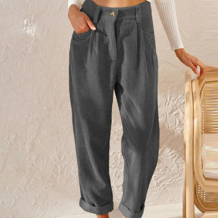 Stylish women's relaxed fit everyday pants, combining fashion and practicality.