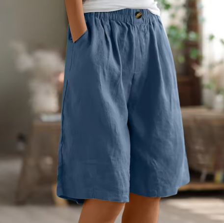 Casual women's Bermuda shorts, high-waisted and relaxed fit. Ideal for summer everyday comfort. Elastic waist design.