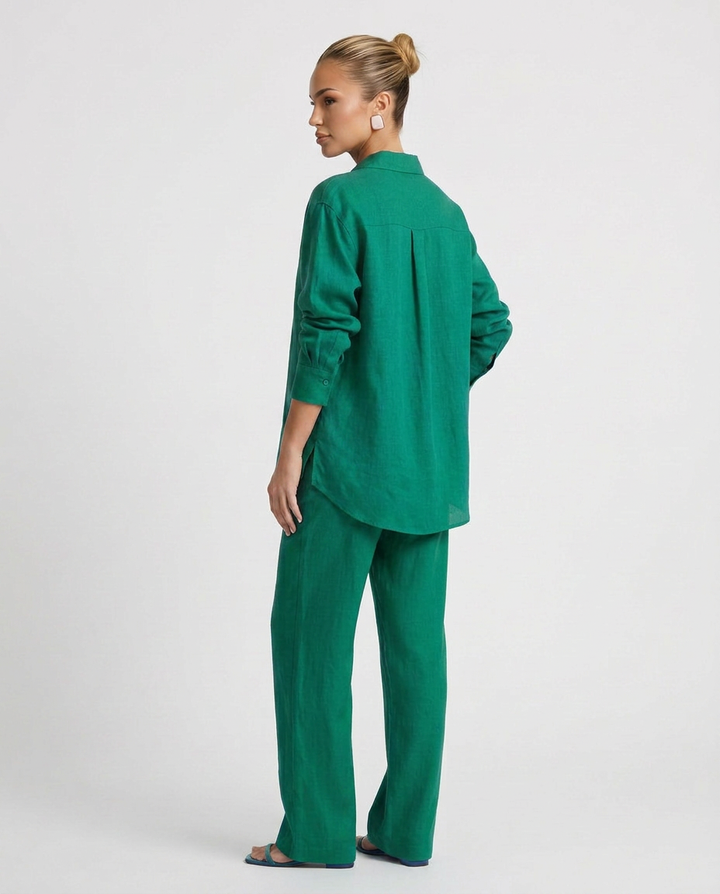 Women's relaxed two-piece lounge set for casual style and ultimate comfort.