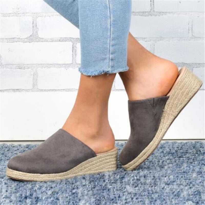 Retro-inspired women's wedge sandals, perfect for stylish summer wear and comfortable strolls.