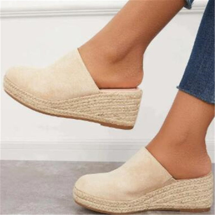 Classic retro style wedge sandals for women, perfect for summer outfits and timeless fashion.