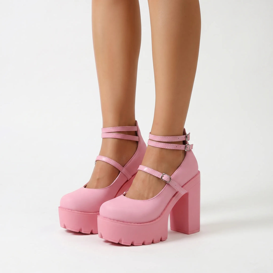 Retro style women's Mary Jane pumps with a chunky platform and adjustable strap, ideal for a classic yet trendy look.