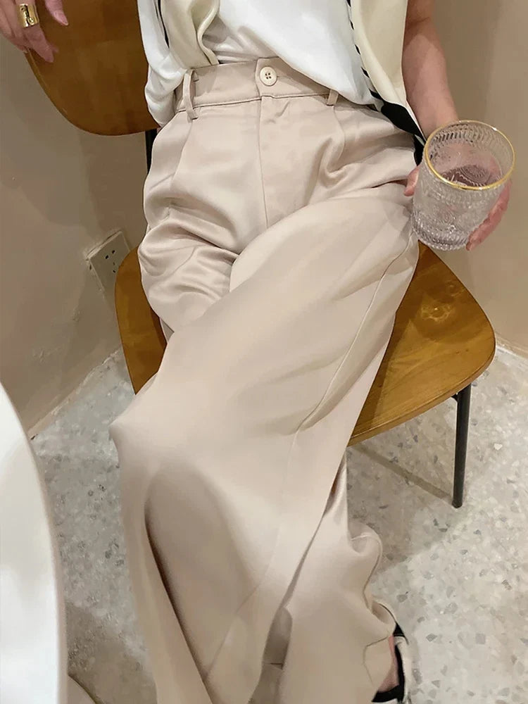Effortlessly chic women's wide leg high waist pants, perfect for a relaxed spring/summer casual look.