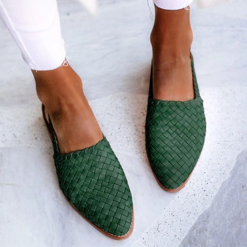 Effortless style: women's woven closed toe slip-on mules, comfortable and versatile.