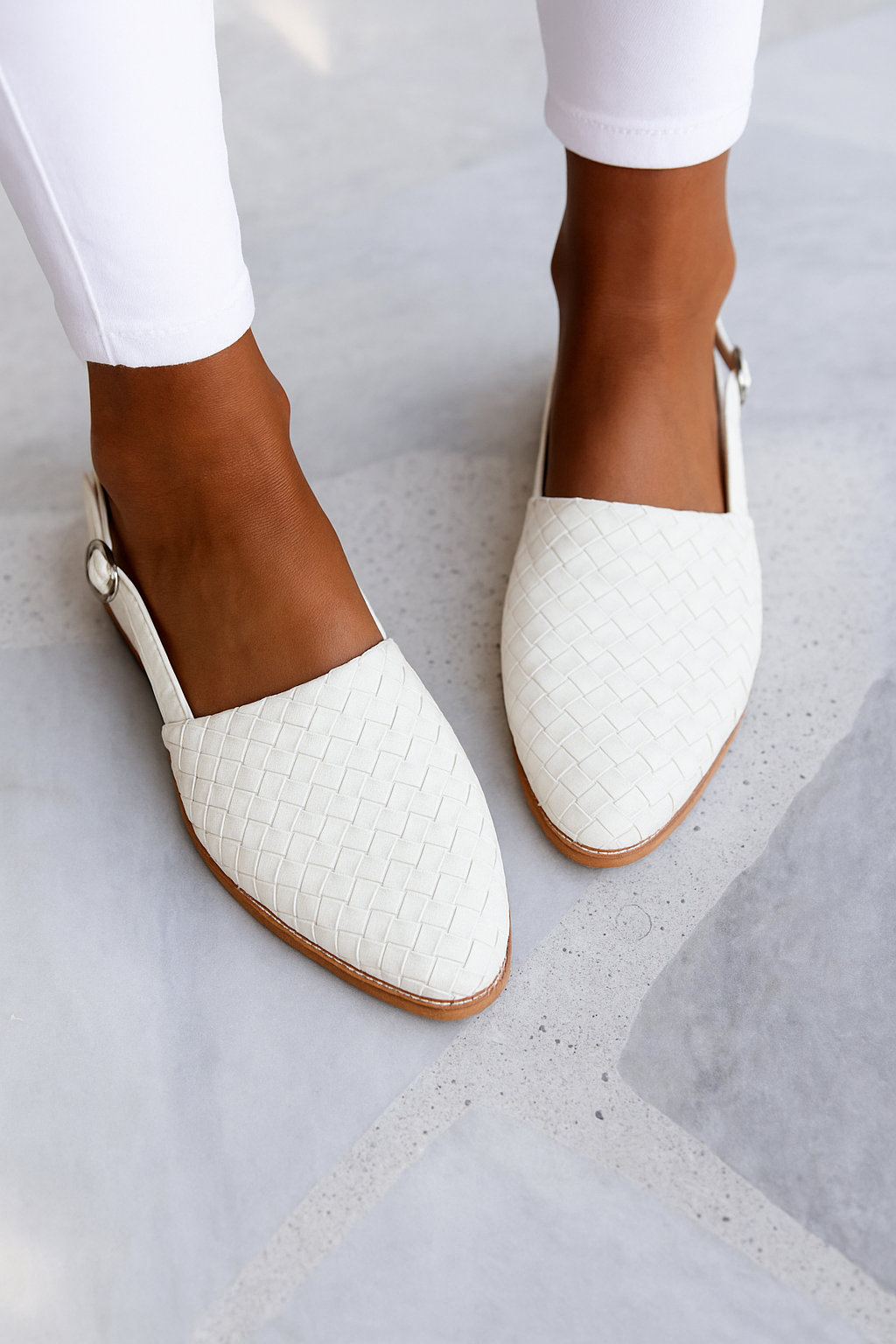 Women's closed toe woven mules, easy slip-on sandals for relaxed comfort.