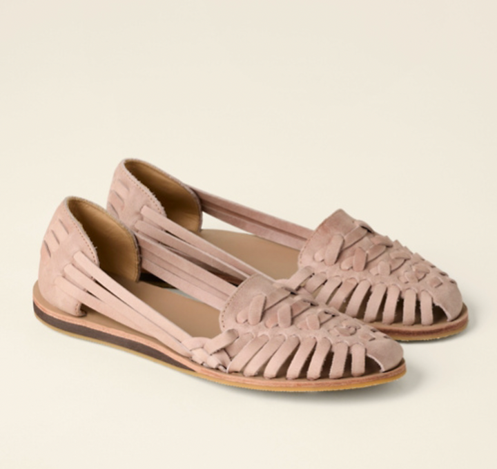Stylish women's flat buckle sandals with woven straps. Versatile footwear for spring, summer, and beach.