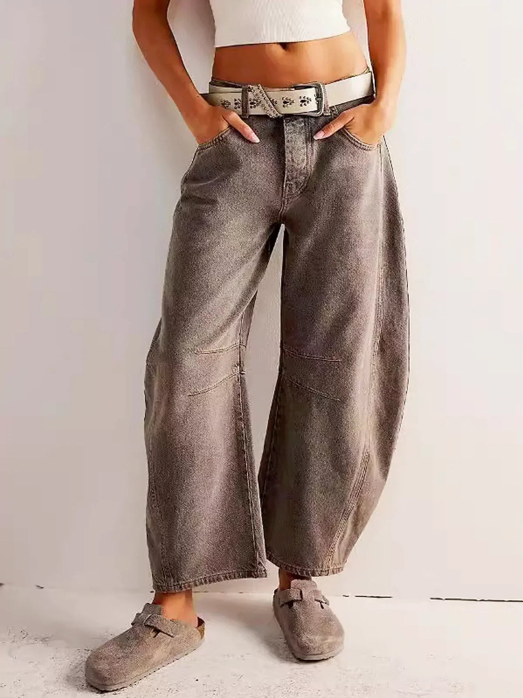 Trendy women's wide-leg high-waisted jeans in premium denim, perfect for contemporary casual fashion.