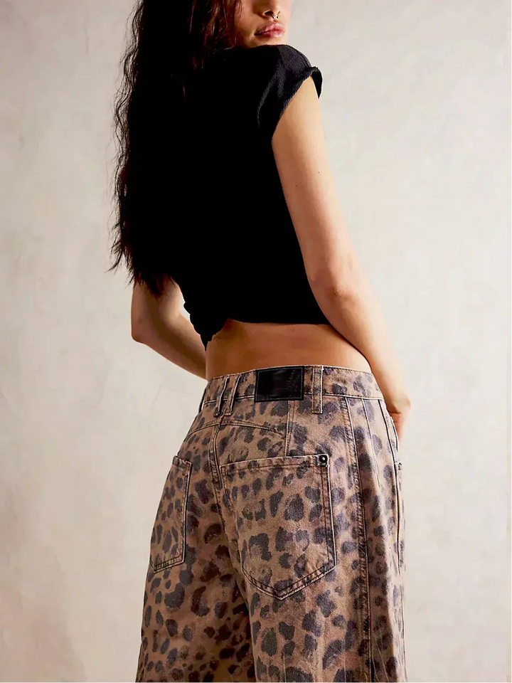 Effortless style: women's high-waisted wide-leg denim jeans for a flattering, modern casual look.