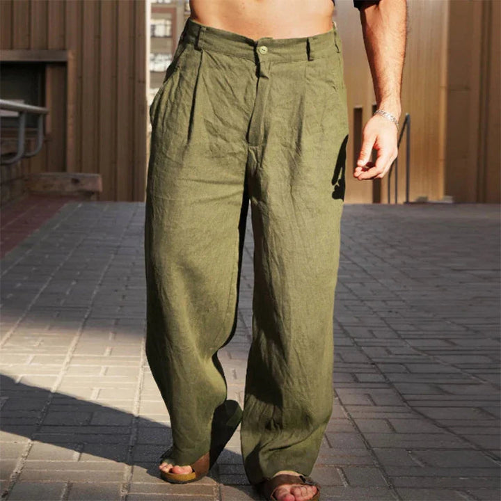 Stylish men's chino pants with pleats and a wide leg, ideal for comfortable daily casual fashion.