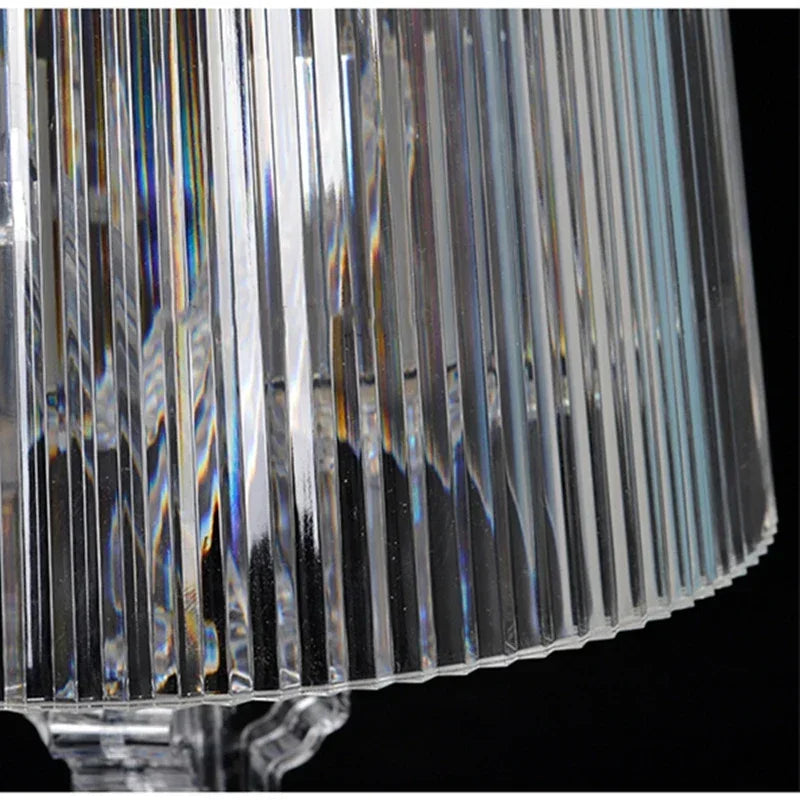 "Zarie verstellbare Tischlampe aus Acryl im modernen Barockdesign, höhenverstellbar, ideal als stylisches Wohnaccessoire."