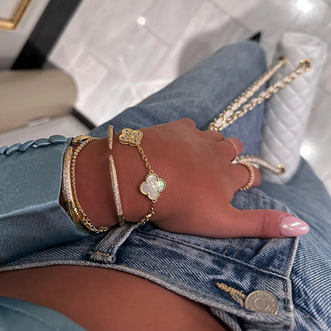 "Zeitloser Aurora Klaverset Schmuck aus vergoldetem Silber in luxuriöser Box, ideal für festliche Anlässe."