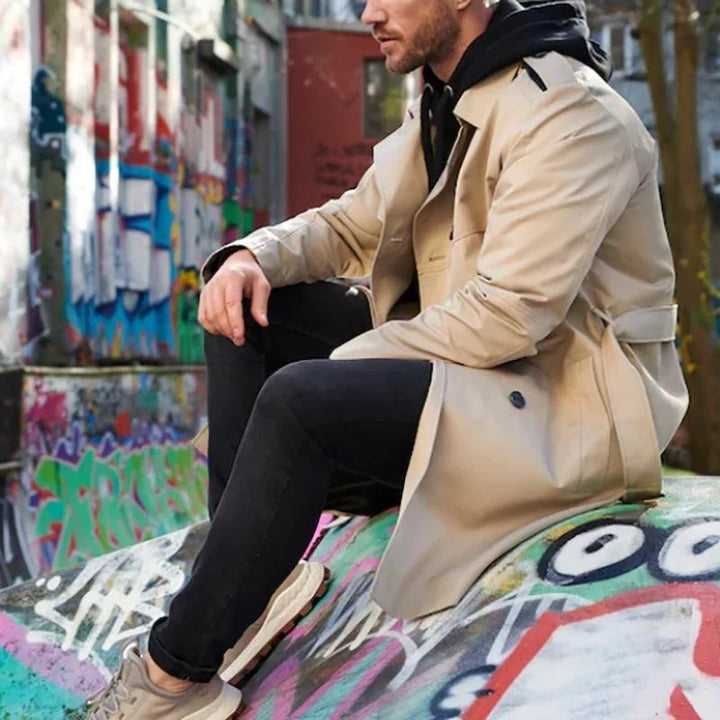 "Zweireihiger Herren-Trenchcoat in Braun mit Reverskragen, elegantes Design für formelle und lässige Anlässe"