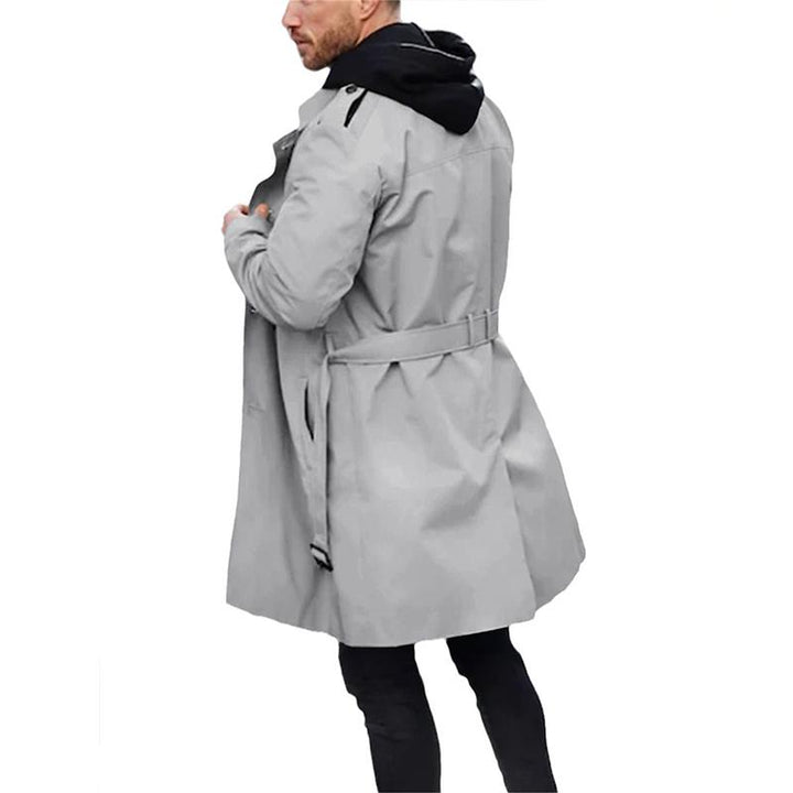 "Zweireihiger Herren-Trenchcoat in Braun mit Reverskragen, elegantes Design für formelle und lässige Anlässe"