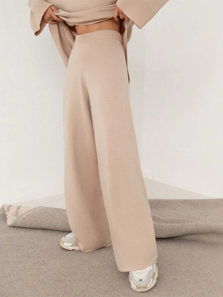 "Zweiteiliges Damen Set in Beige, asymmetrischer Schnitt, elegantes Design für Alltag oder Anlässe, hochwertige Loungewear."