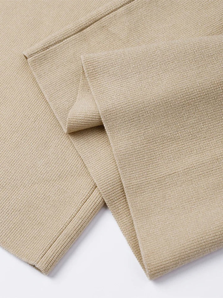 "Zweiteiliges Damen Set in Beige, asymmetrischer Schnitt, elegantes Design für Alltag oder Anlässe, hochwertige Loungewear."