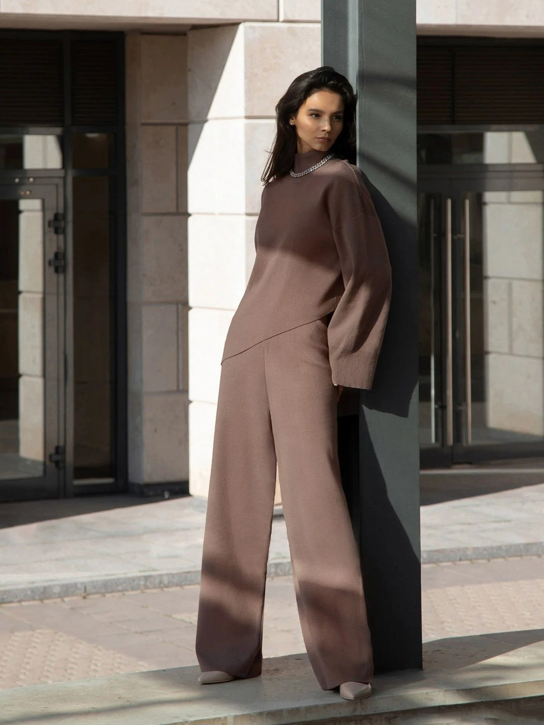 "Zweiteiliges Damen Set in Beige, asymmetrischer Schnitt, elegantes Design für Alltag oder Anlässe, hochwertige Loungewear."