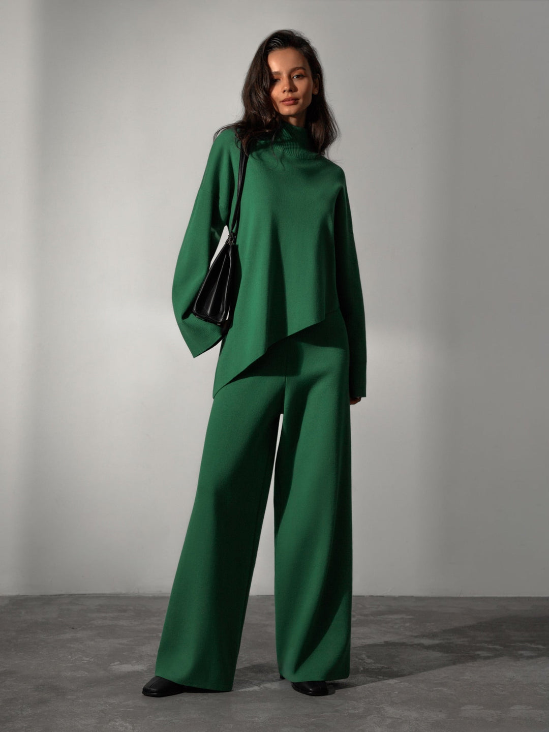 "Zweiteiliges Damen Set in Beige, asymmetrischer Schnitt, elegantes Design für Alltag oder Anlässe, hochwertige Loungewear."