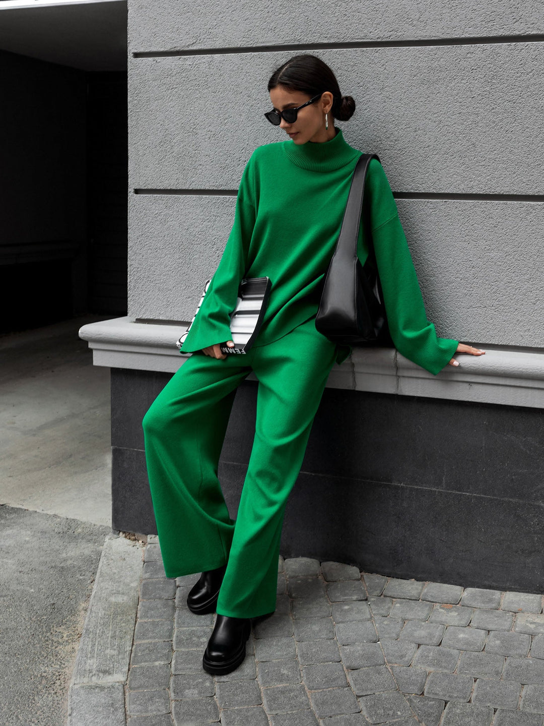 "Zweiteiliges Damen Set in Beige, asymmetrischer Schnitt, elegantes Design für Alltag oder Anlässe, hochwertige Loungewear."