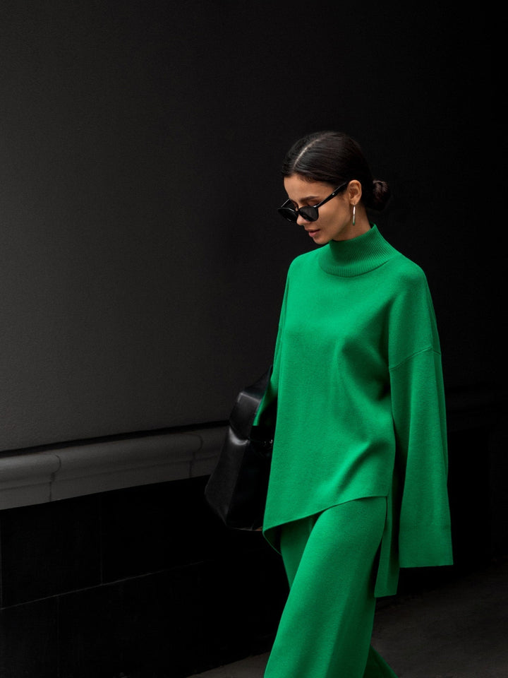 "Zweiteiliges Damen Set in Beige, asymmetrischer Schnitt, elegantes Design für Alltag oder Anlässe, hochwertige Loungewear."