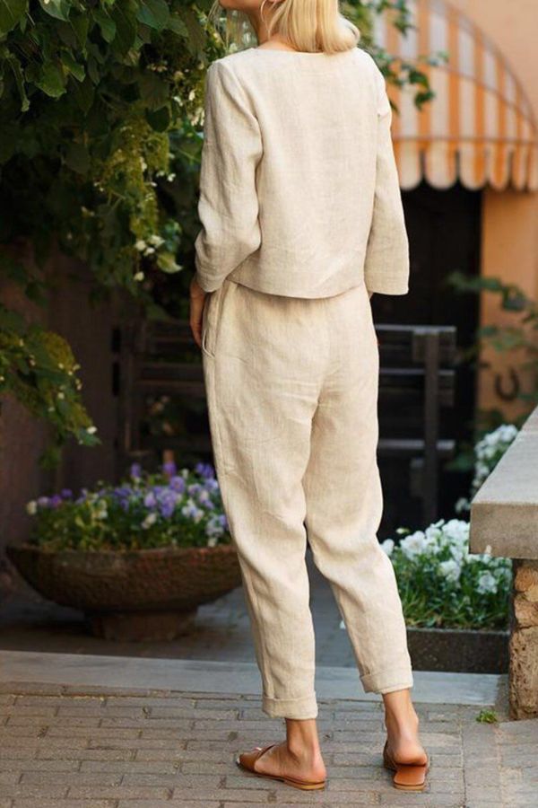 Zweiteiliges Damen Sommer Set mit eleganter Kurzarmbluse und fließenden Haremshosen, ideal für stilvolle Ausflüge.