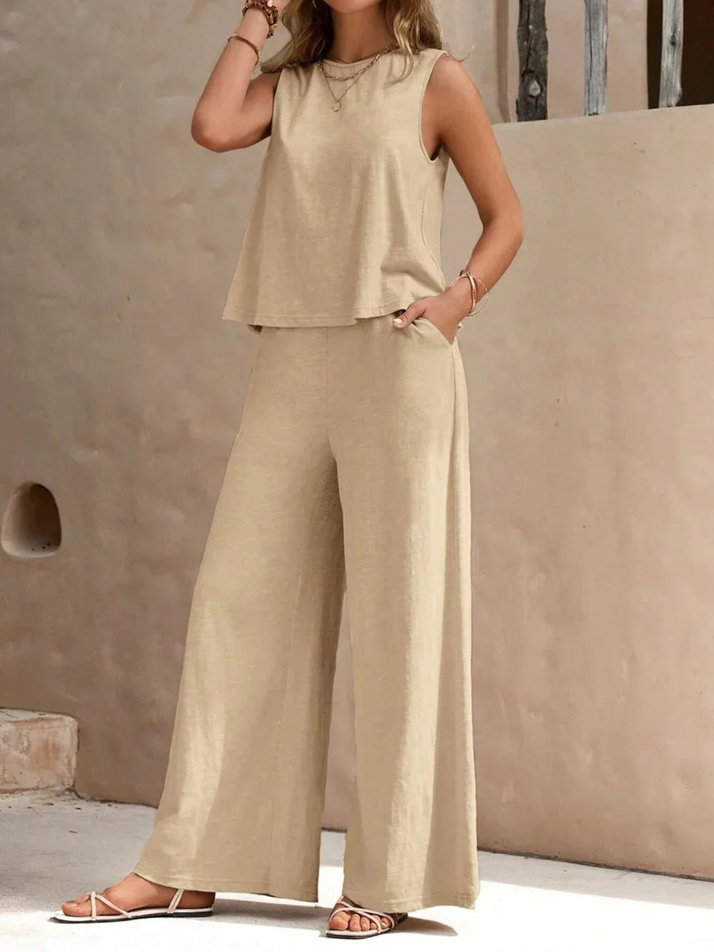 Zweiteiliges elegantes Damen Set mit Oberteil und Hose, in harmonischen Farben, ideal für schicke Sommerausflüge.
