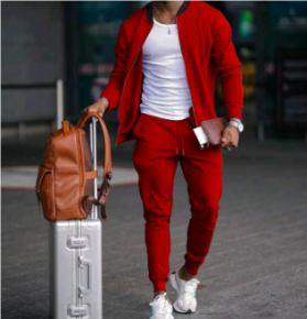 "Zweiteiliges Herren Set, lässiges Shirt und Hose in bequemem Design. Ideal für Freizeit, komfortabel und stilvoll."